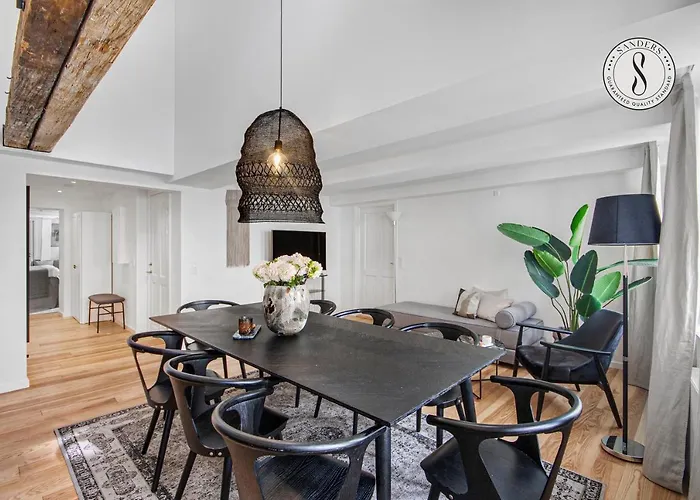 Sanders Regent - Smart Two-Bedroom Apartment Near Central Square